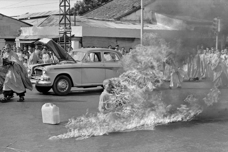 Journalist Malcolm Browne's photograph of Quảng Đức during his self-immolation; a similar photograph won the 1963 World Press Photo of the Year. -  مالكۆم براون ژۆرنالیست له‌كاتی وانگ دوک له‌ ١٩٦٣ [مۆنکێکی بودیستە لە دژی دەسەڵاتی چین خۆی دەسووتێنێت] 