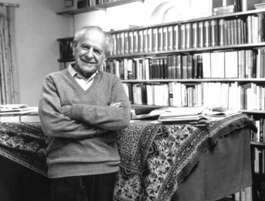 کاڕڵ پۆپەر - فەیلەسوفێکی نەمساوی - بریتانی ١٩٠٢ -١٩٩٤ Sir Karl Raimund Popper CH FBA FRS (* 28. Juli 1902 in Wien; † 17. September 1994 in London) war ein österreichisch-britischer Philosoph
