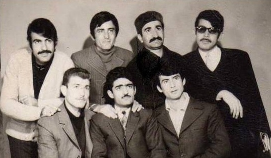 لای چەپەوە: دڵشاد مەریوانی، حەمەڕەشید هەرەس، ئەحمەد سالار، نەزانراو، نەزانراو، کەمال سابیر، نەزانراو.